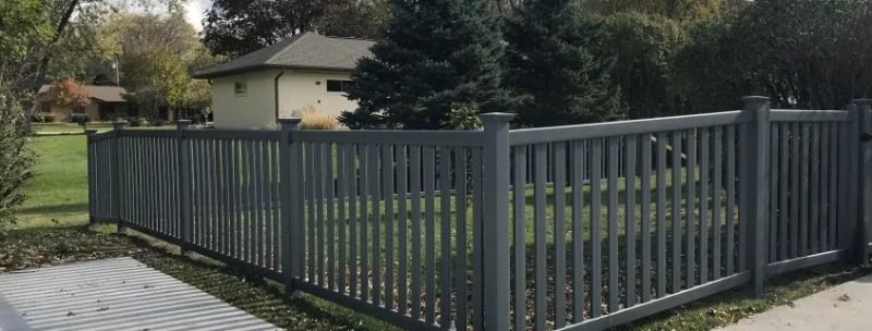 Rigid panel fence builder in Meyrin